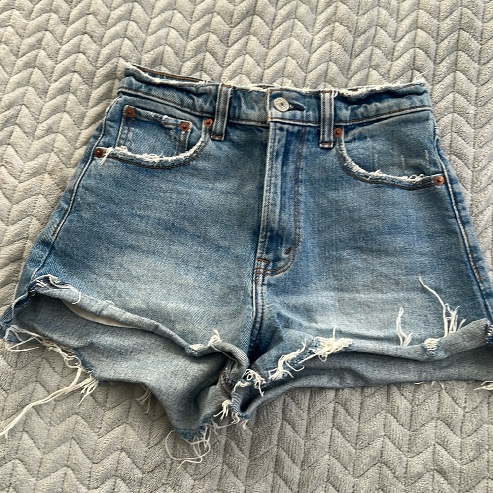 Abercrombie & Fitch Cutoff short. high rise. medium wash.